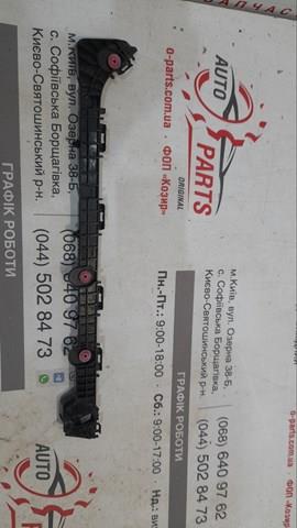 5215733040 Toyota Guia direita do pára-choque traseiro