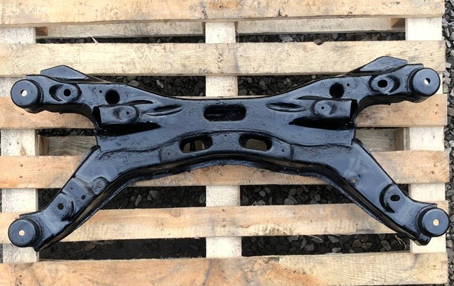 Viga de suspensão traseira (plataforma veicular) 24428425 General Motors