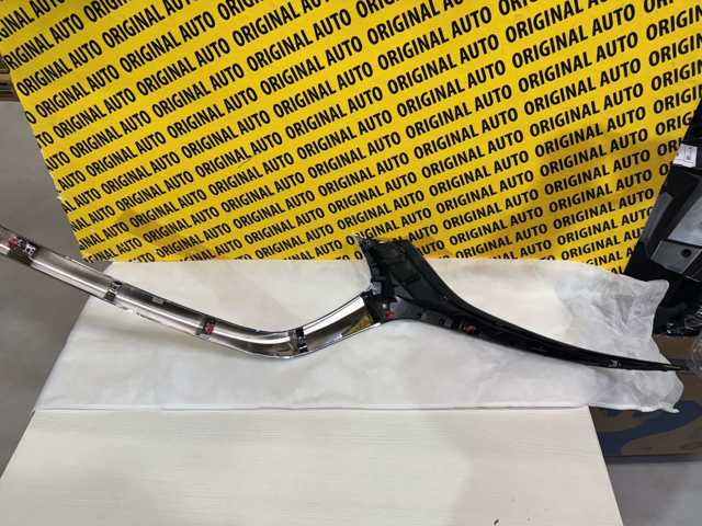 BCKA507J0C Mazda Moldura de grelha do radiador direito