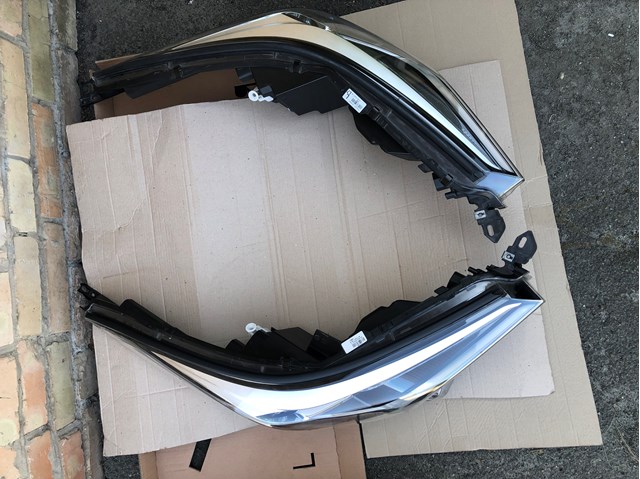Compre 81130F4070 Toyota Luz direita