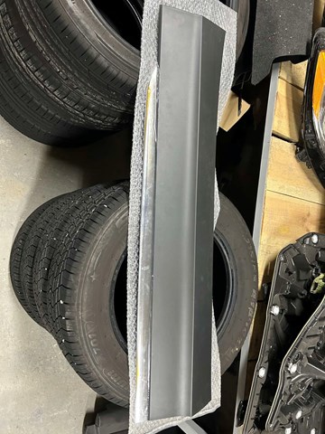 Compre 5NL854940F9B9 VAG Moldura da porta dianteira direita