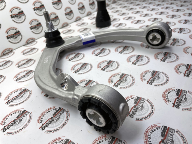 Braço oscilante superior direito de suspensão dianteira 32424508 Volvo