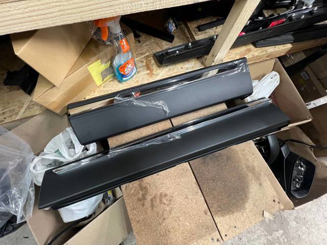 Moldura da porta dianteira direita inferior TK4951RA0B Mazda
