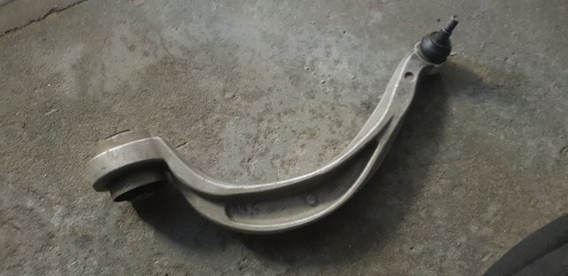 Braço oscilante inferior direito de suspensão dianteira VAG 8W0407696A