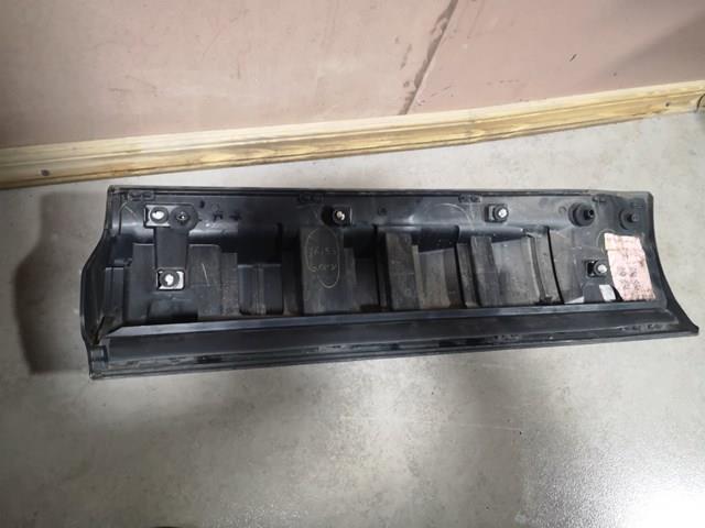 Moldura da porta traseira direita inferior LR125992 Land Rover