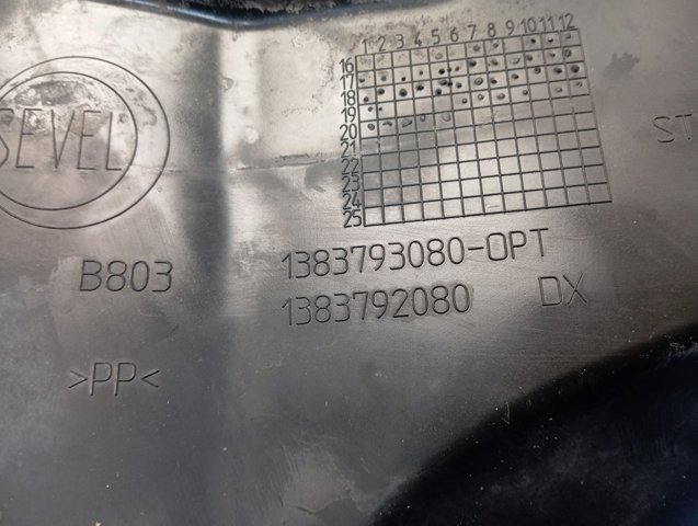 Guarda-barras direito do pára-lama dianteiro Fiat/Alfa/Lancia 1383793080 preço, a partir de 75,31 USD