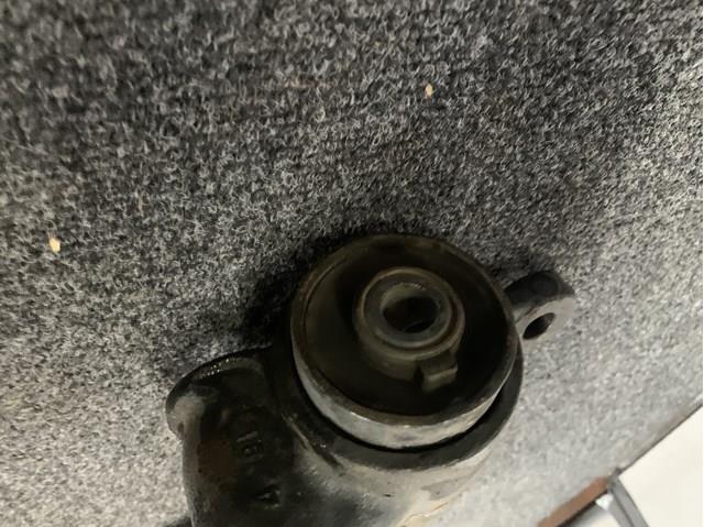 Braço oscilante inferior direito de suspensão dianteira KB7W34300H Mazda