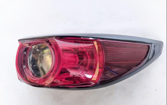 Lanterna traseira direita externa KB8M51150F Mazda