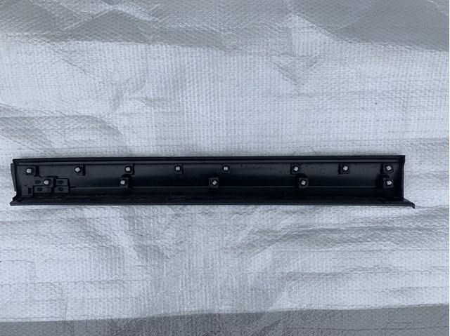 Moldura da porta dianteira direita KB7W51RA0E Mazda