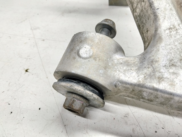 545001DR0A Nissan/Infiniti Braço oscilante inferior direito de suspensão dianteira
