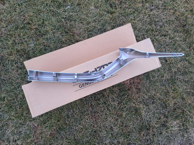 Compre KB8A507J1B Mazda Moldura de grelha do radiador direito