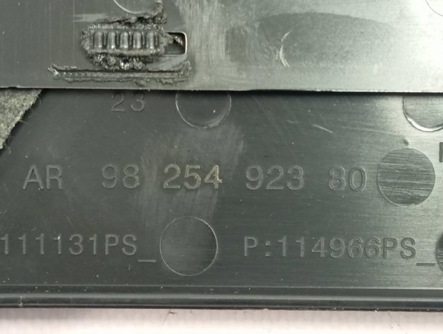 Compre 9825492380 Opel Tampa de motor decorativa