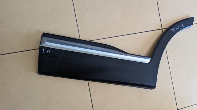 Moldura da porta dianteira esquerda Hyundai/Kia 87721S1200SCR