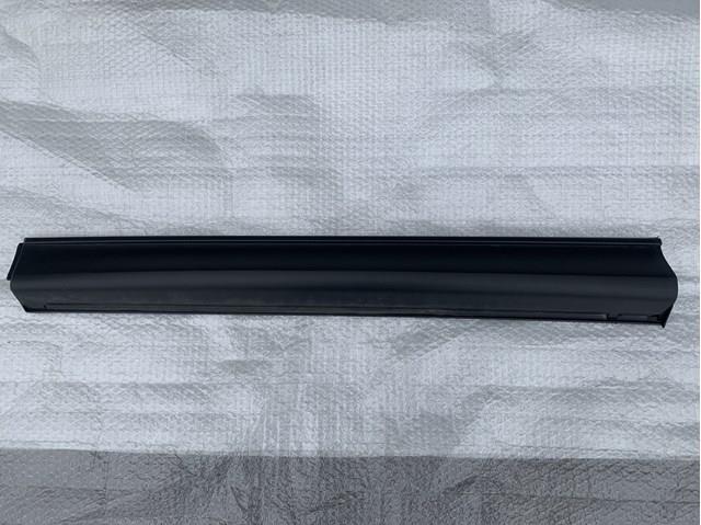 Moldura da porta dianteira esquerda KB7W51RB0C Mazda