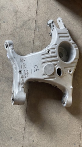 Braço oscilante inferior esquerdo de suspensão traseira Land Rover LR098944 preço, a partir de 224,74 USD