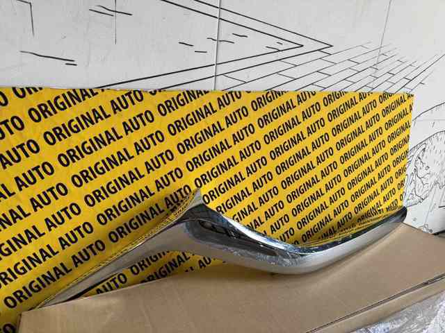 Moldura de grelha do radiador direito KB8A507J1B Mazda