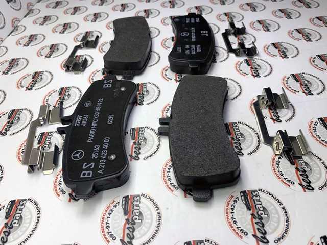 Sapatas do freio traseiras de disco Mercedes A0004203304 preço, a partir de 62,39 USD