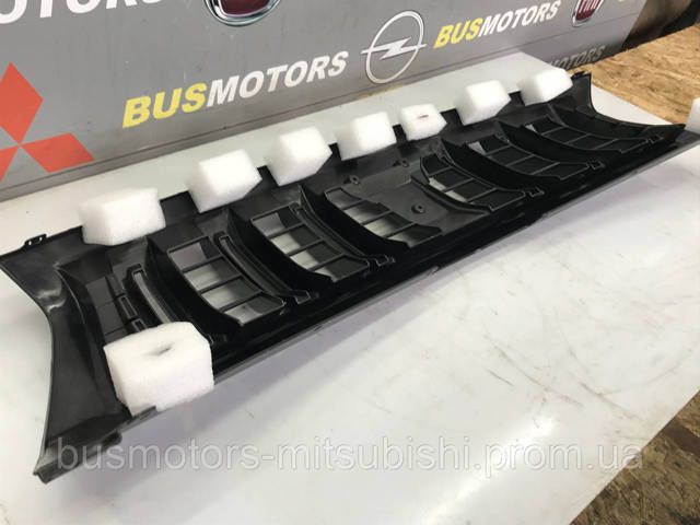 7450A885 Mitsubishi Grelha do radiador