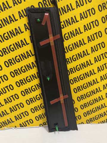 KB7W50M40B Mazda Placa sobreposta vertical da porta traseira esquerda