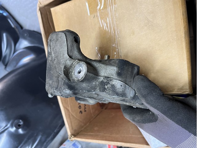 9805300680 Peugeot/Citroen Consola de coxim (apoio) esquerda de motor