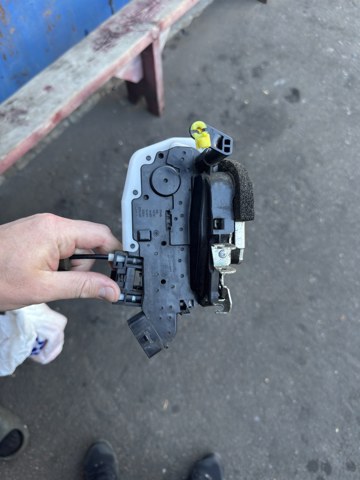 805014CC0A Nissan/Infiniti Fecho da porta dianteira esquerda