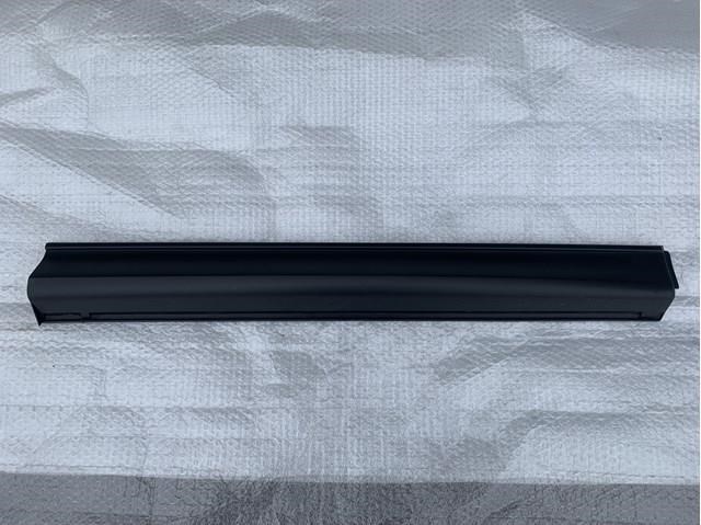 Moldura da porta dianteira direita KB7W51RA0E Mazda