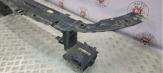 Suporte do radiador montado (painel de montagem de fixação das luzes) LR084610 Land Rover