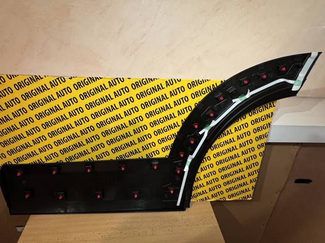 DFR551RC0A Mazda Moldura da porta traseira direita inferior