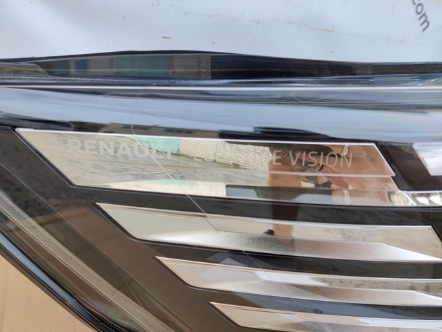 Luz esquerda 260601790R Renault (RVI)