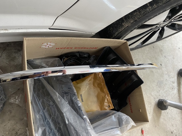 Compre 5618534592ZZ VAG Moldura esquerda do pára-choque traseiro