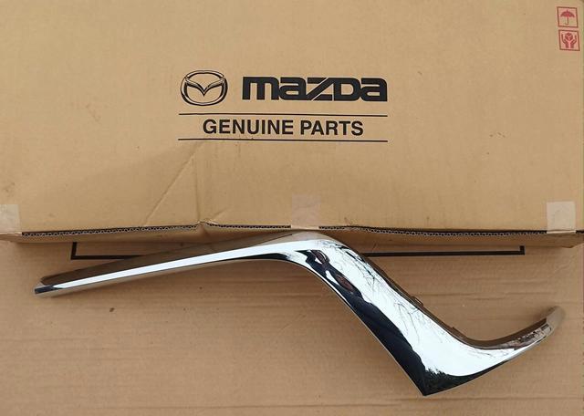 KAAA507J0A Mazda Moldura de grelha do radiador direito