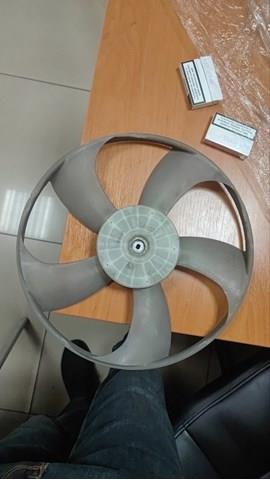 1636138070 Toyota Ventilador (roda de aletas) do radiador de esfriamento esquerdo