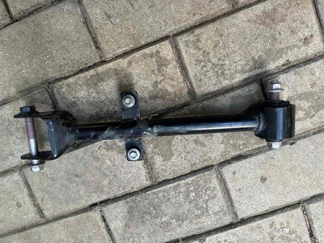KB7W28550 Mazda Braço oscilante transversal esquerdo de suspensão traseira