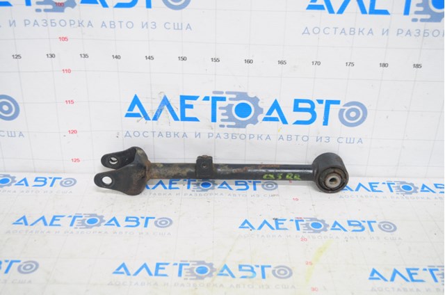 Braço oscilante transversal direito de suspensão traseira KB7W28500 Mazda