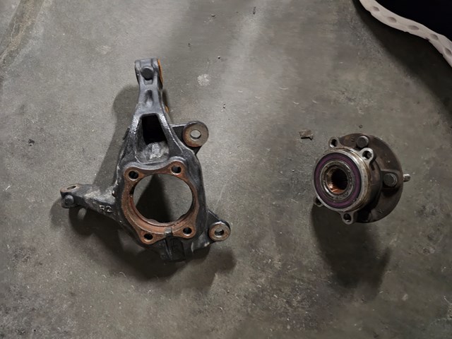 Cubo dianteiro Mazda TK483304XB
