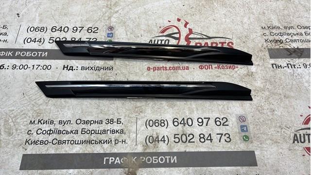 Moldura do pára-lama dianteiro direito 98142289DX Peugeot/Citroen