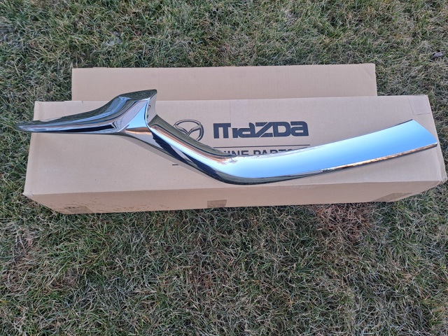Compre KB8A507J1B Mazda Moldura de grelha do radiador direito