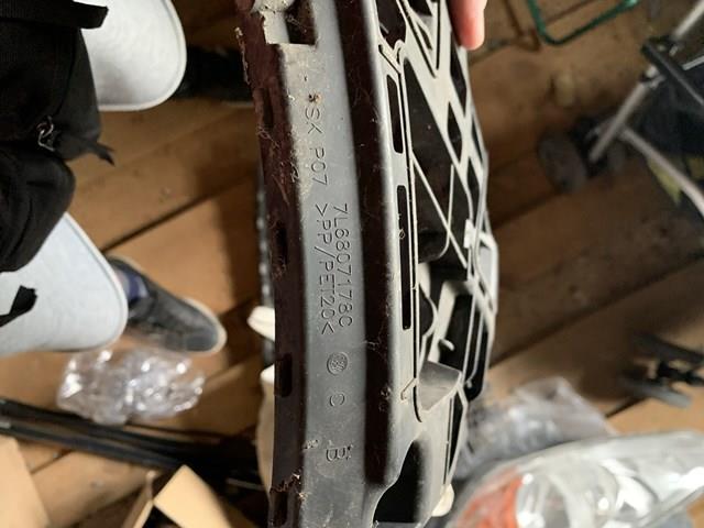 Compre 7L6807178C VAG Guia direita do pára-choque traseiro