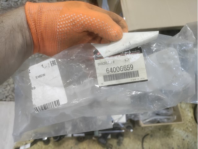 6400G659 Mitsubishi Consola do pára-choque dianteiro esquerdo