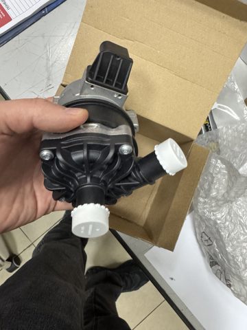 Bomba de água (bomba) de esfriamento, adicional elétrica VAG 4M0965567C preço, a partir de 614,20 USD