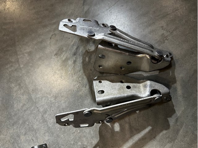 Gozno da capota esquerdo Mercedes A9108803000 preço, a partir de 61,29 USD
