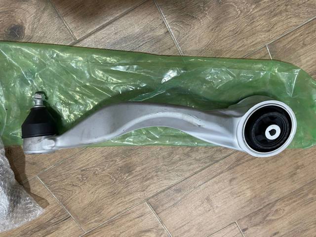 Braço oscilante inferior direito de suspensão dianteira Land Rover LR152744 preço, a partir de 460,56 USD