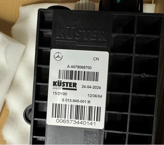 Motor de acionamento do freio de suporte traseiro A4479068700 Mercedes