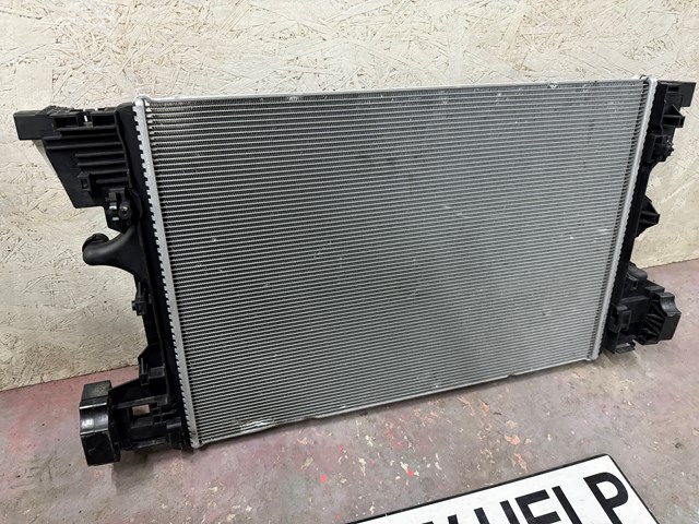 Radiador de esfriamento de motor adicional Mercedes A2475004000 preço, a partir de 581,10 USD