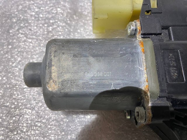 Motor de acionamento de vidro da porta dianteira 130822782 Maserati