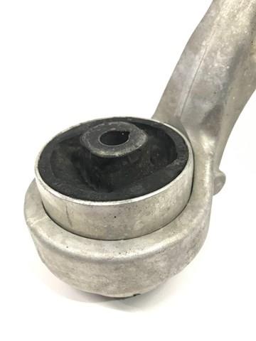 Braço oscilante inferior direito de suspensão dianteira 8W0407696A VAG