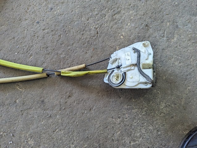 Compre Fecho da porta dianteira esquerda Mazda 6 
