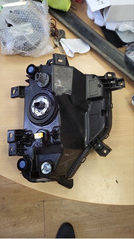 8315A059 Mitsubishi Luzes de nevoeiro esquerdas