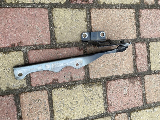 Gozno da capota esquerdo Mazda KB7W52420