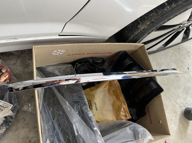 Moldura esquerda do pára-choque traseiro 5618534592ZZ VAG